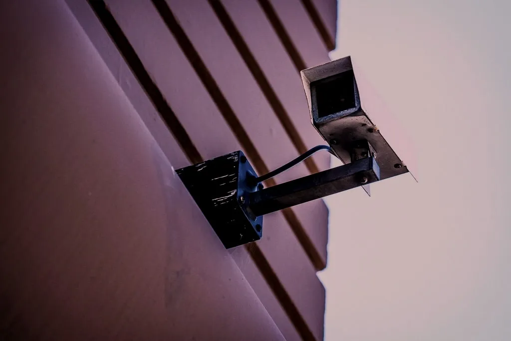 Câmera de segurança instalada na fachada de um edifício
