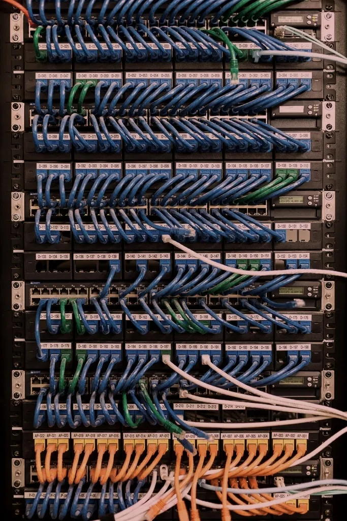 Rack de rede com cabeamento estruturado organizado por cores